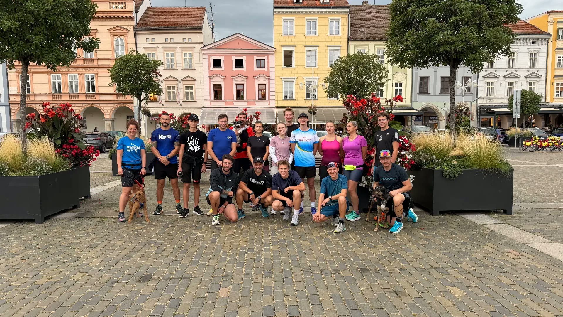 Skupina běžců SPORT-PLÁN Run Club na náměstí v Českých Budějovicích